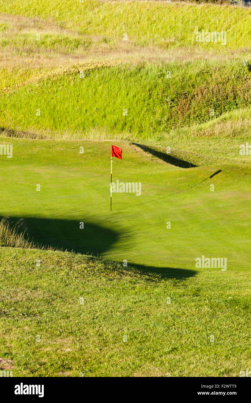 Eines der Grüns auf dem Golfplatz inmitten der defensive Wälle und Gräben der Eisenzeit Burgberg auf Painswick Leuchtfeuer. Stockfoto