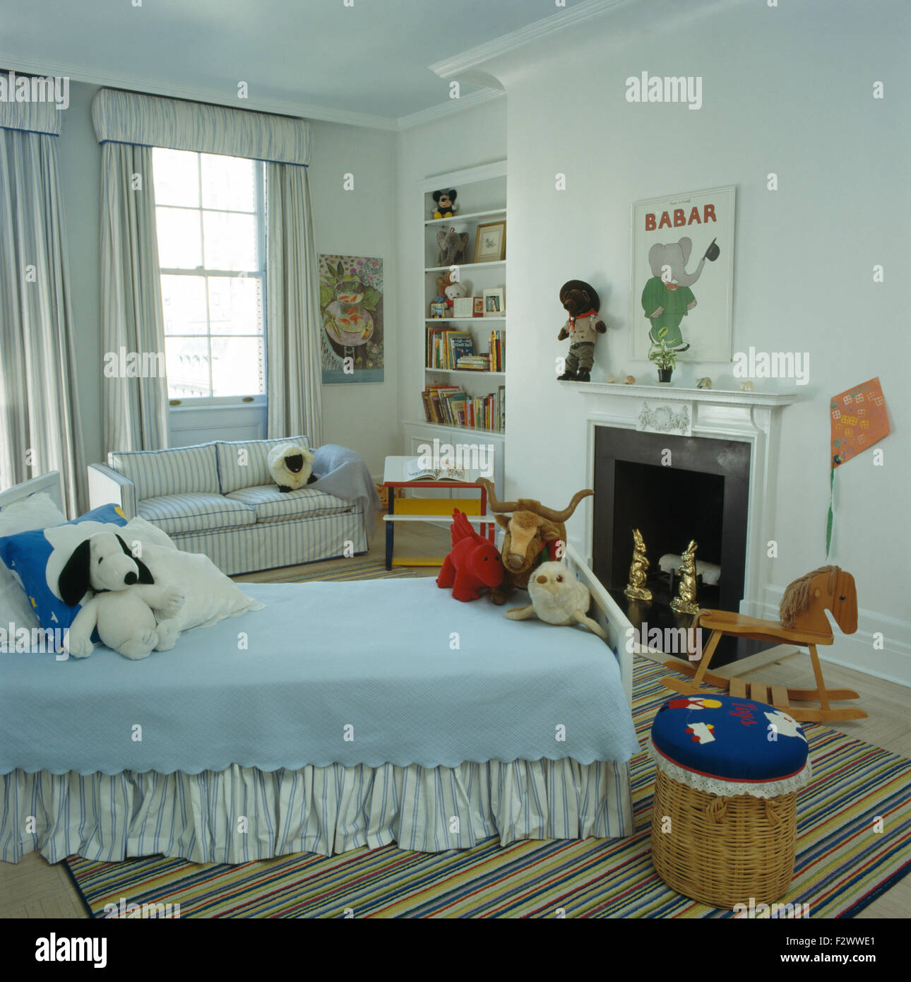 Stofftiere auf Bett in blass blau Kinder der neunziger Jahre mit gestreiften Teppich Schlafzimmer Stockfoto