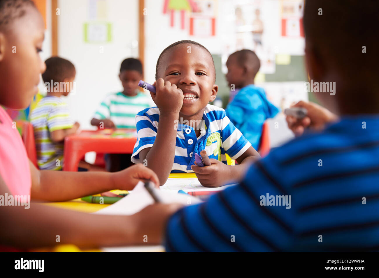 Vorschulklasse in Südafrika, jungen suchen, Kamera Stockfoto