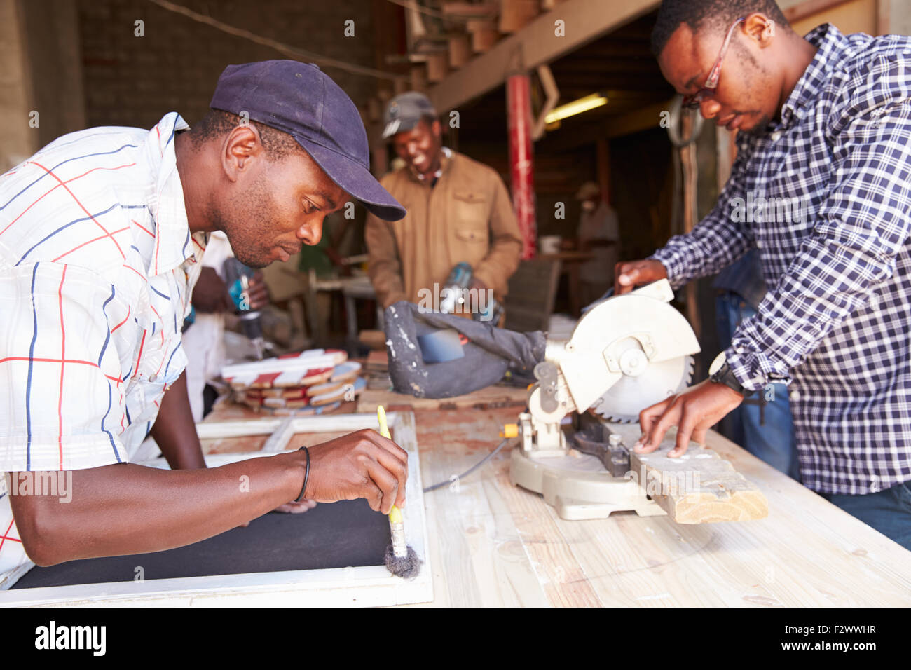 Drei Männer bei der Arbeit in einer Tischlerei, Südafrika Stockfoto