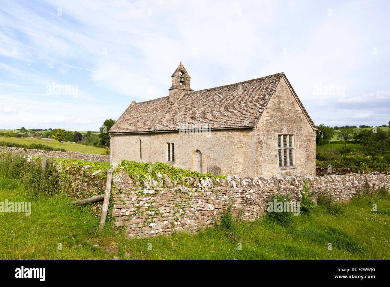 Das 13. Jahrhundert Kirche St. Oswald, jetzt isoliert, Stand am Rande eines verlassenen mittelalterlichen Dorfes in Widford, Oxfordshire Stockfoto