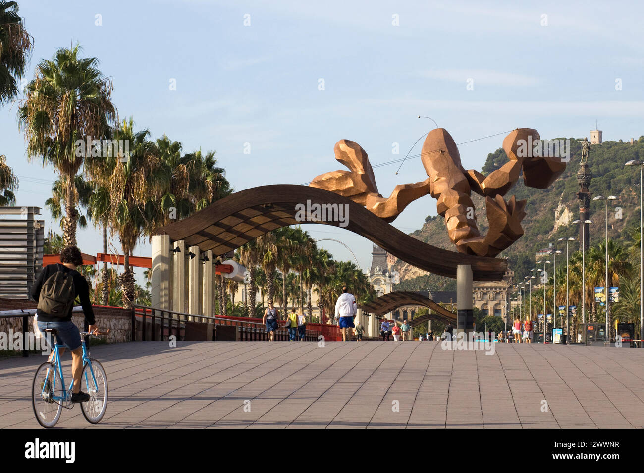 Hummer-Skulptur an der Moll De La Fusta, Holz-Dock führt entlang dem Passeig de Colom Stockfoto
