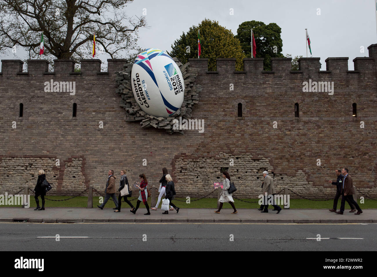 Cardiff Castle mit einem Rugby-Ball Rugby World Cup 2015 in die Seite eingebettet. Stockfoto