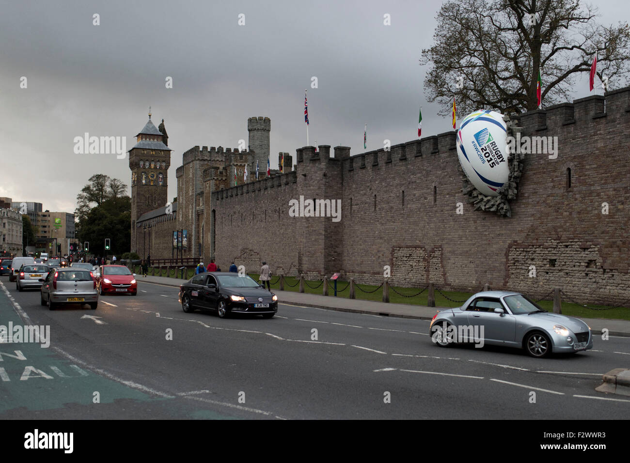 Cardiff Castle mit einem Rugby-Ball Rugby World Cup 2015 in die Seite eingebettet. Stockfoto