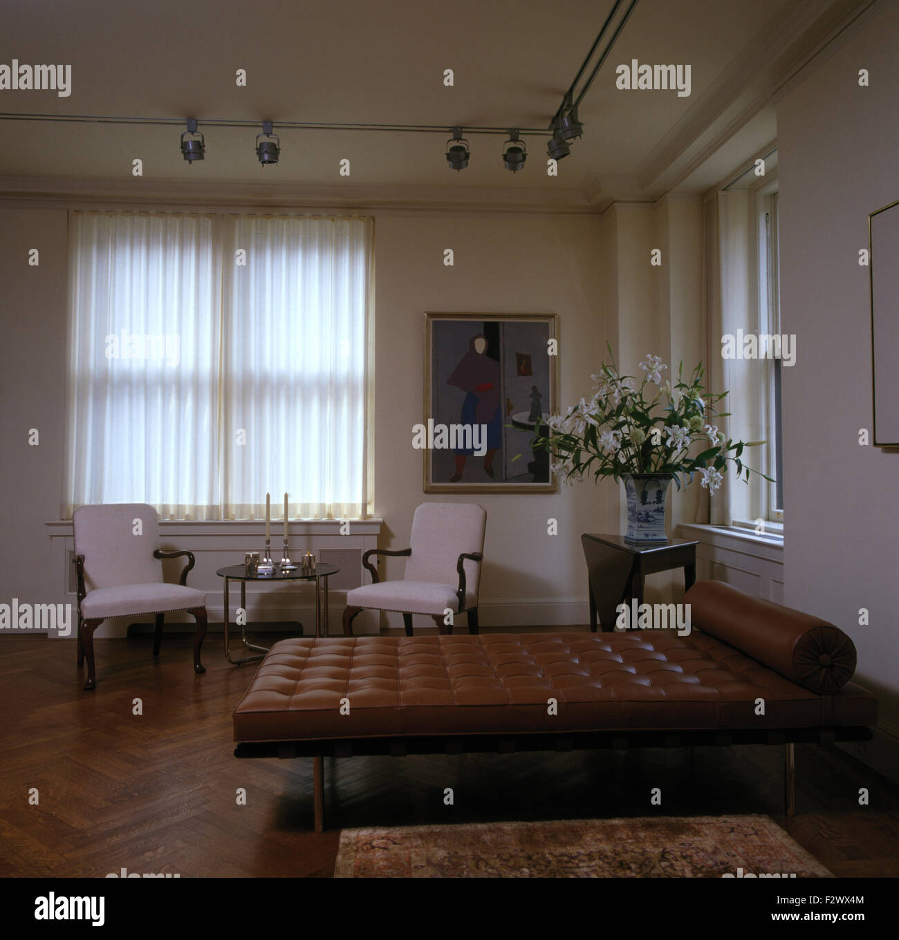 Braun Leder Chaiselongue in Wohnung Wohnzimmer mit Parkettboden mit Knöpfen Stockfoto