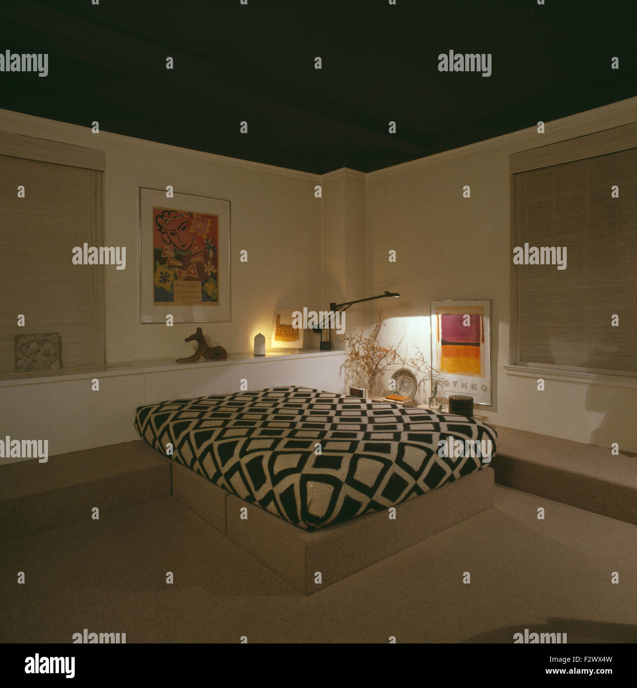 Schwarz + weiß ausgestattet Deckel auf Hochbeet in achtziger Jahre städtische Schlafzimmer Stockfoto