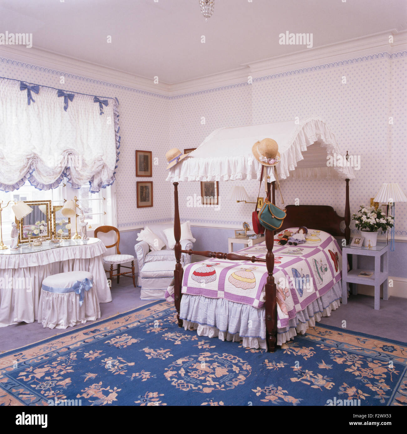 Miniatur 4 Poster Bett und Niere Schminktisch mit weißen Tüchern in opulenten achtziger des Kindes Schlafzimmer Stockfoto