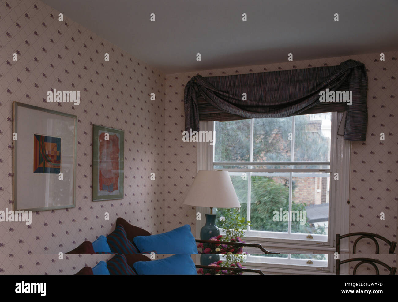Grau drapierten Stoff und Blind auf Fenster in neunziger Jahre Zimmer Stockfoto