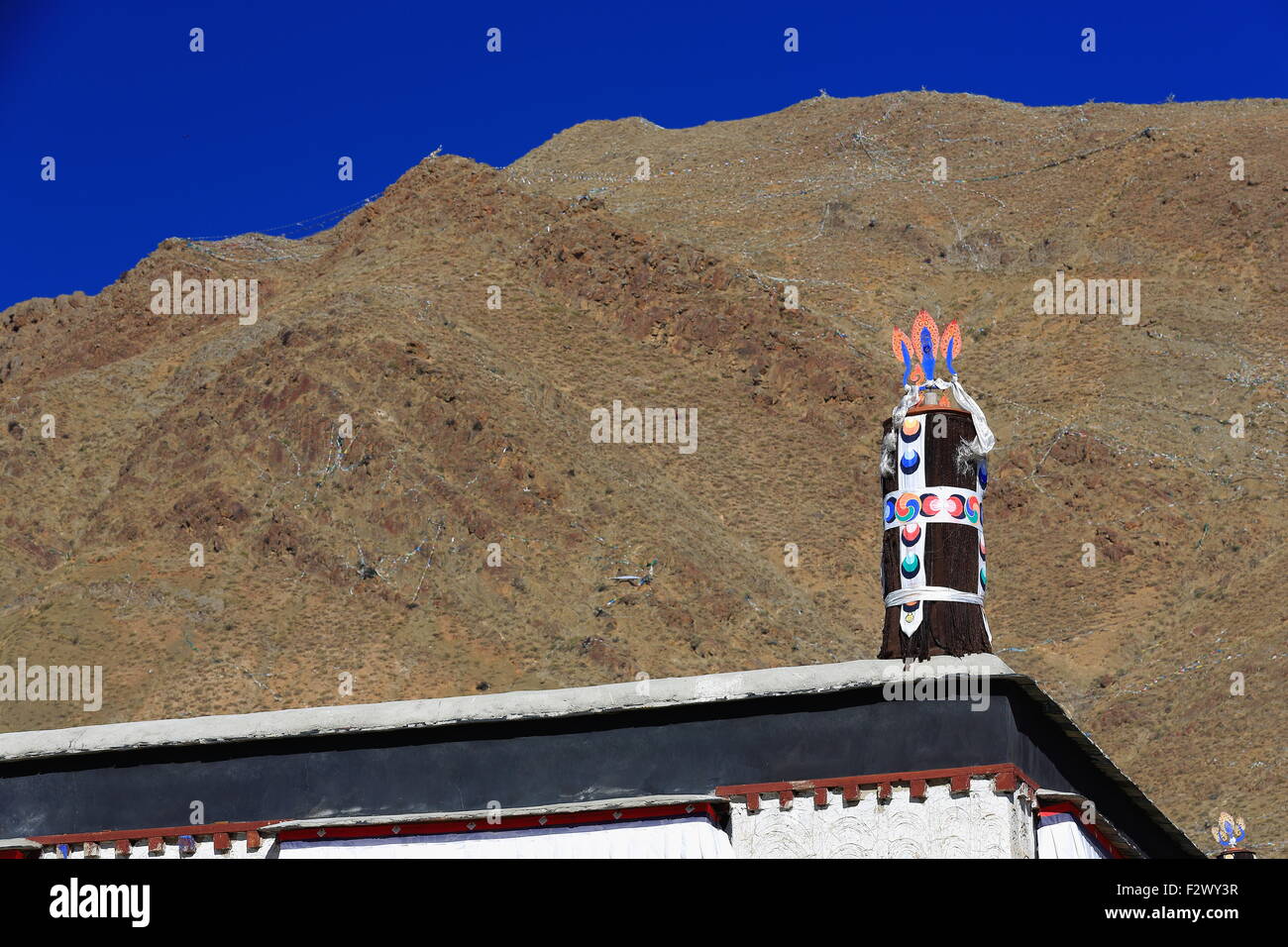Stoff bedeckt Dhvaja-Siegesbanner einer von Ashtamangala-Glückssymbole. Dach des Tashilhunpo Monast.-Shigatse-Tibet. Stockfoto