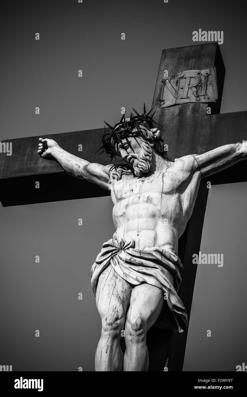 Statue von Jesus Christus am Kreuz im Palast der Päpste in Avignon einer französische Kommune im Südosten Frankreichs Stockfoto