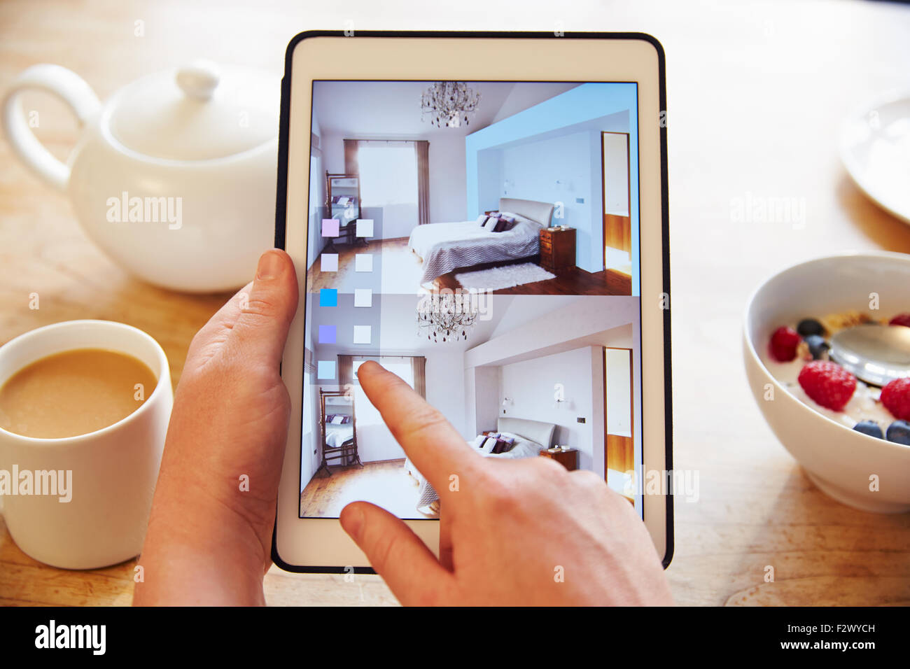 Person beim Frühstück mit der Verzierung App auf Digital-Tablette Stockfoto