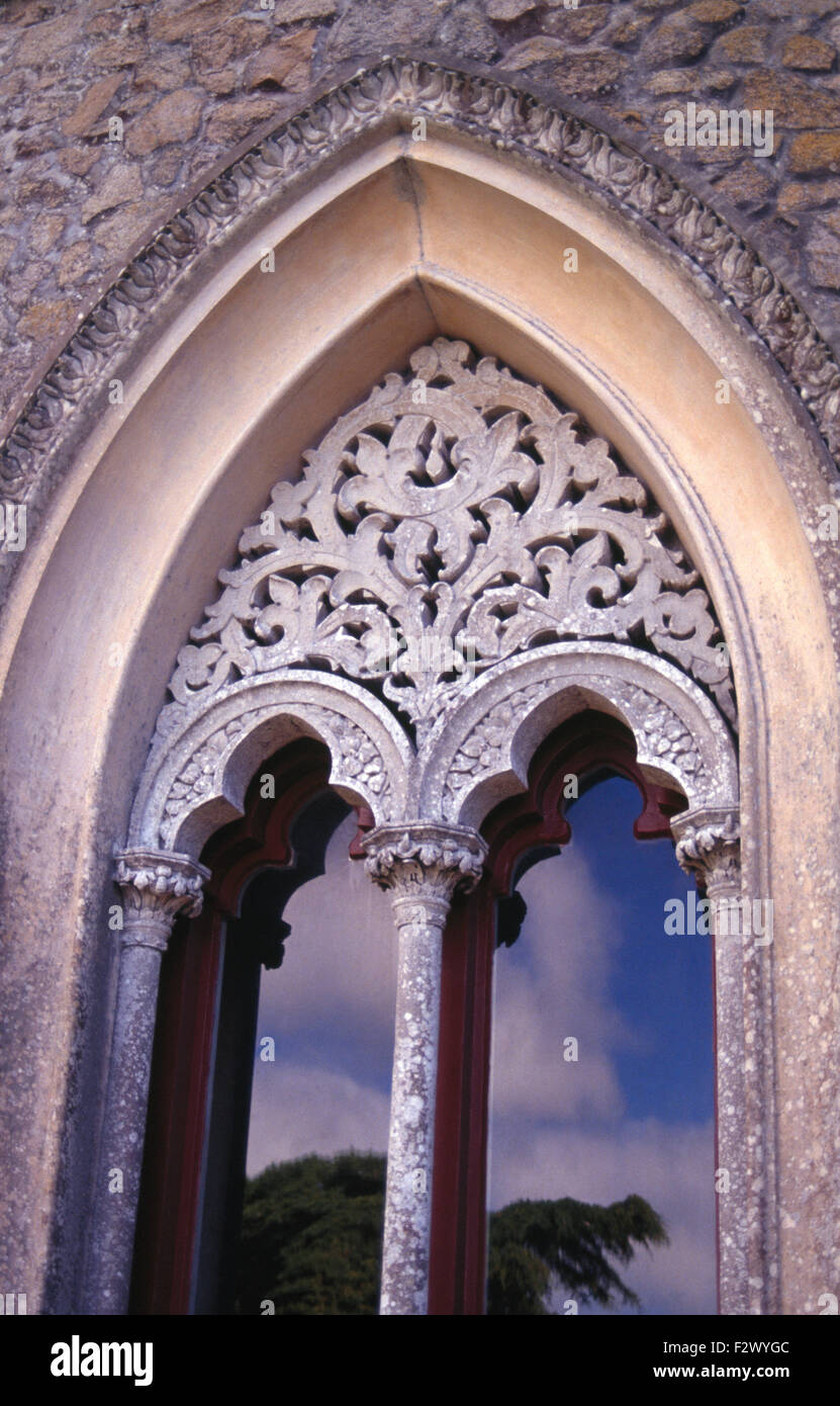 Nahaufnahme eines gotischen Fensters mit kunstvollen Steinmetzarbeiten Stockfoto