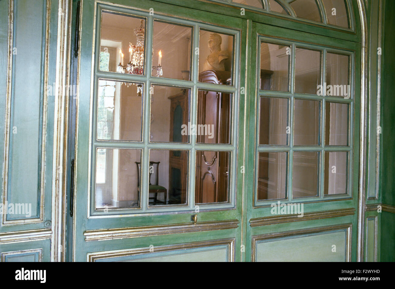 Nahaufnahme von einer halben grünen hölzernen Doppeltüren verglast Stockfoto