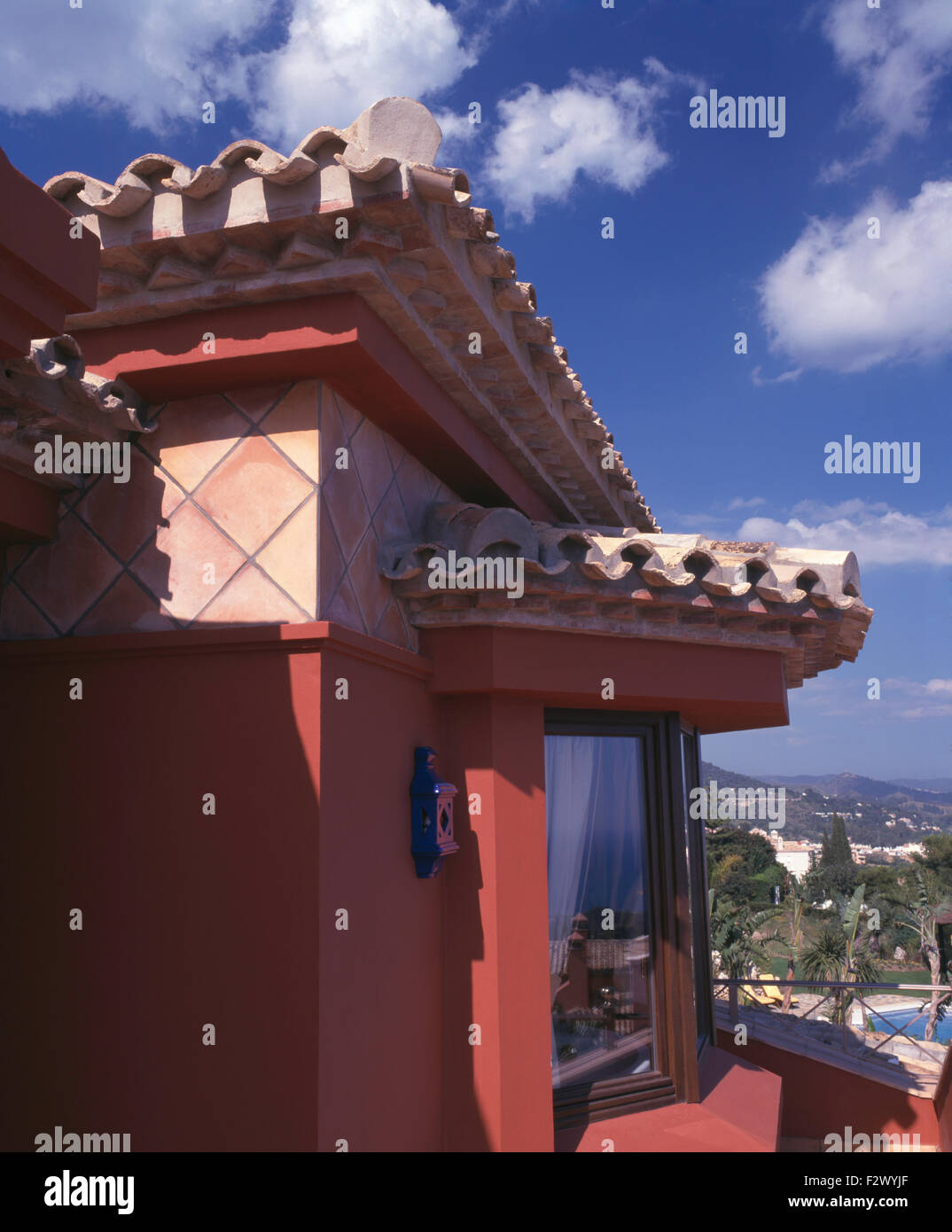 Nahaufnahme des traditionellen Tonziegel auf Dach und über Fenster des spanischen villa Stockfoto