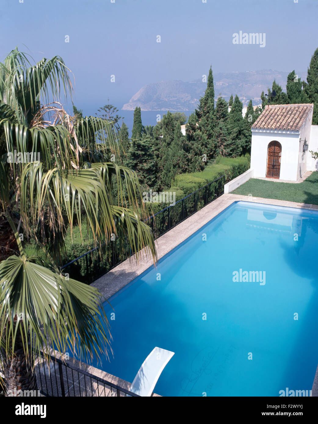 Birdseye Blick auf türkisfarbenen Pool inmitten des spanischen villa Stockfoto