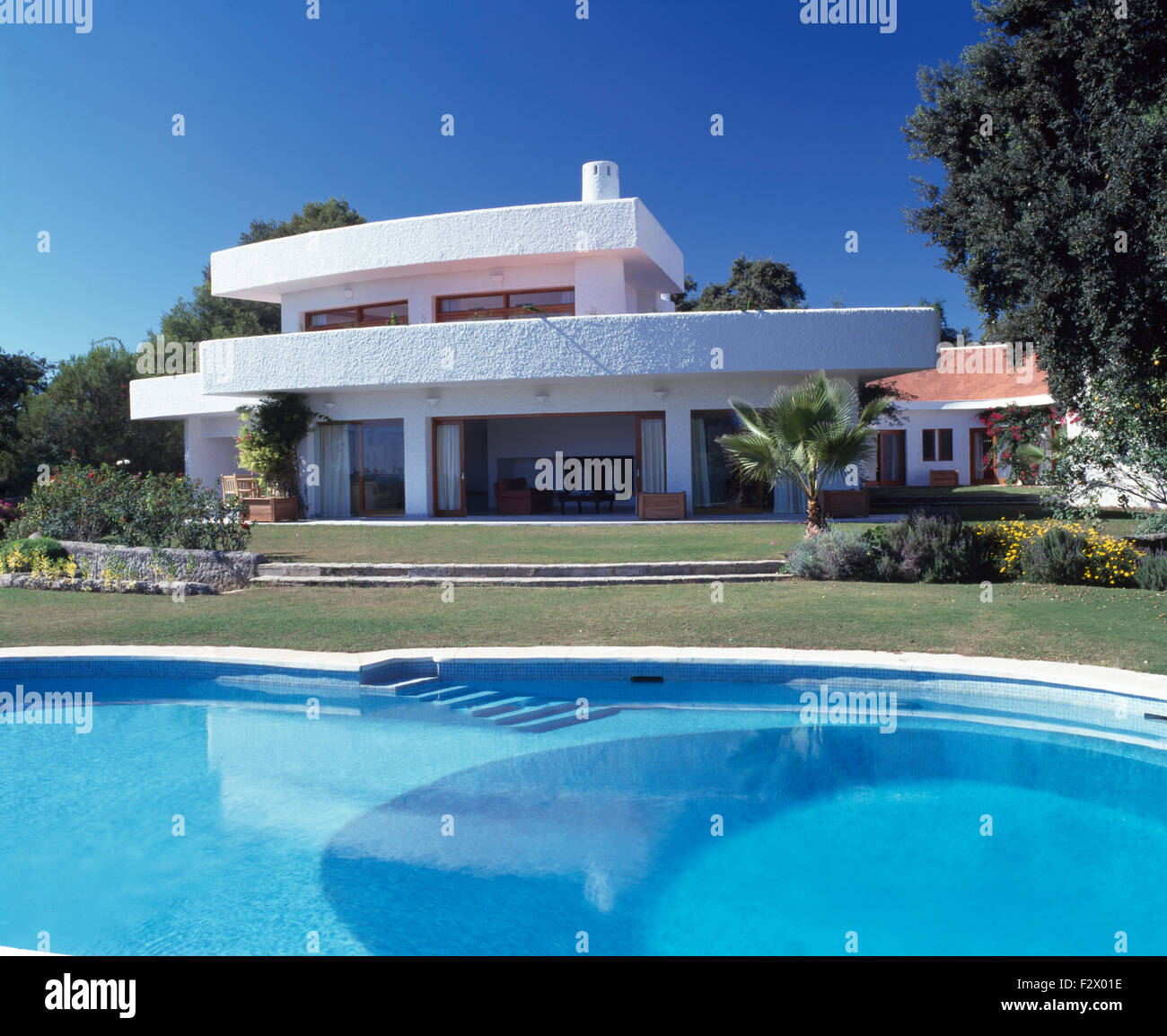 Swimming Pool vor modernen spanischen villa Stockfoto