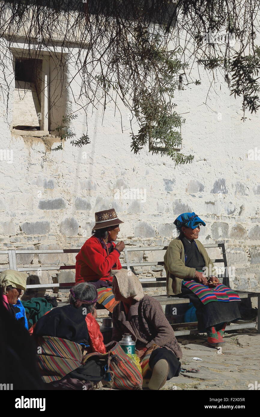 SHIGATSE, TIBET, CHINA-24. Oktober: Alte tibetische Frauen im Chat sitzen auf einer Bank im Tashilhunpo-Heap der Herrlichkeit Monast.-Shigatse. Stockfoto