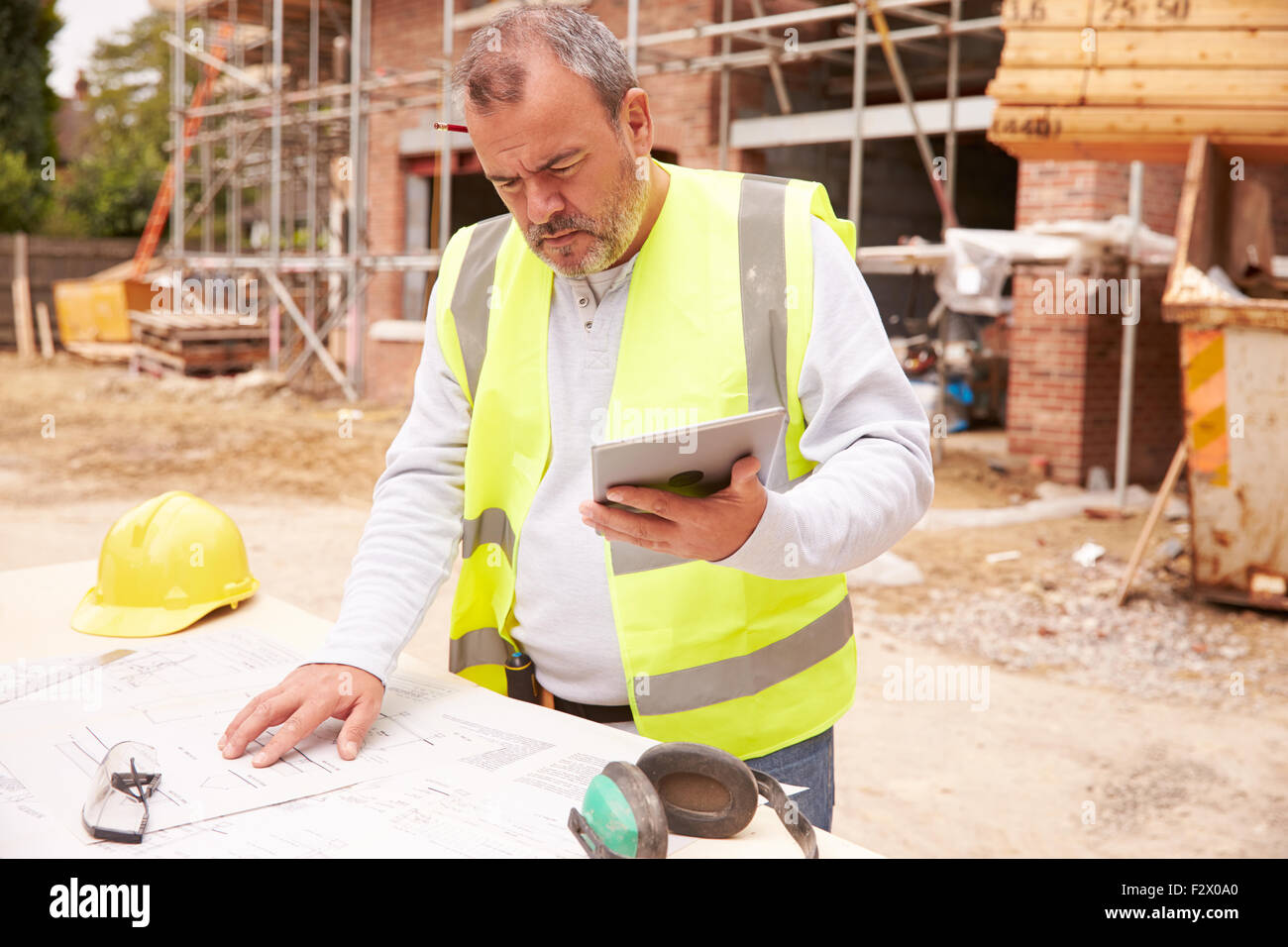 Bauarbeiter mit Digital-Tablette auf der Baustelle Stockfoto