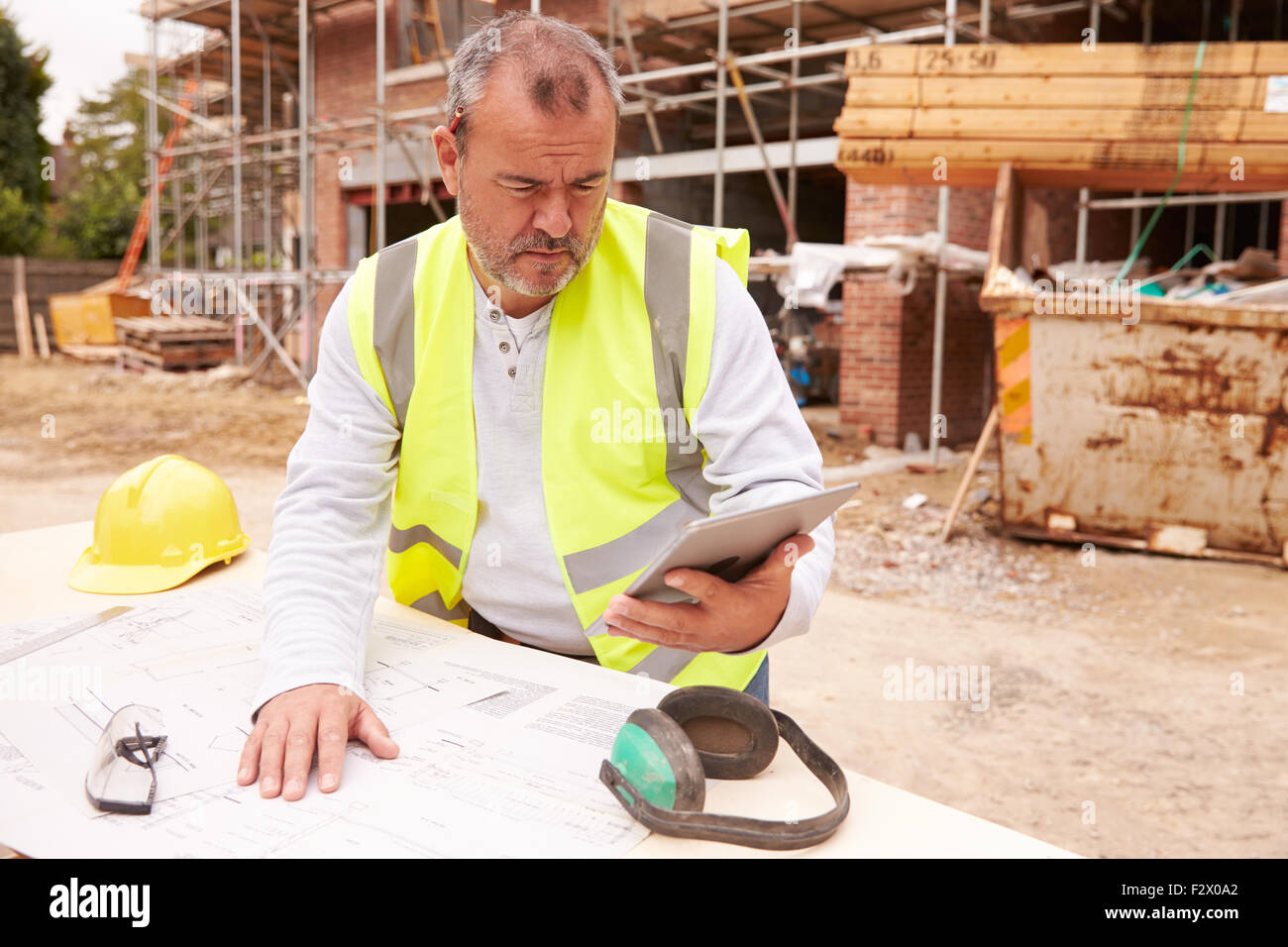 Bauarbeiter mit Digital-Tablette auf der Baustelle Stockfoto