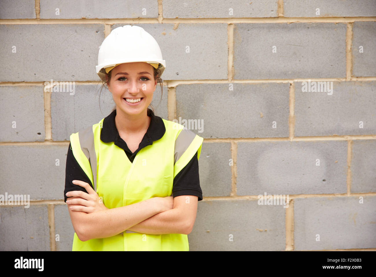 Porträt von weiblichen Bauarbeiter auf der Baustelle Stockfoto