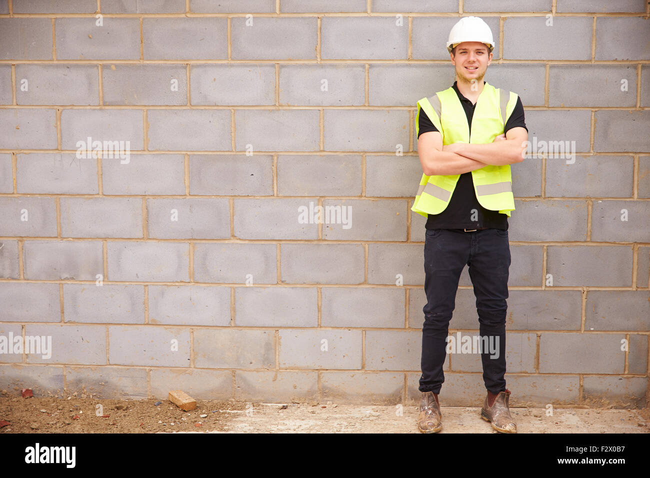 Porträt von männlichen Bauarbeiter auf der Baustelle Stockfoto
