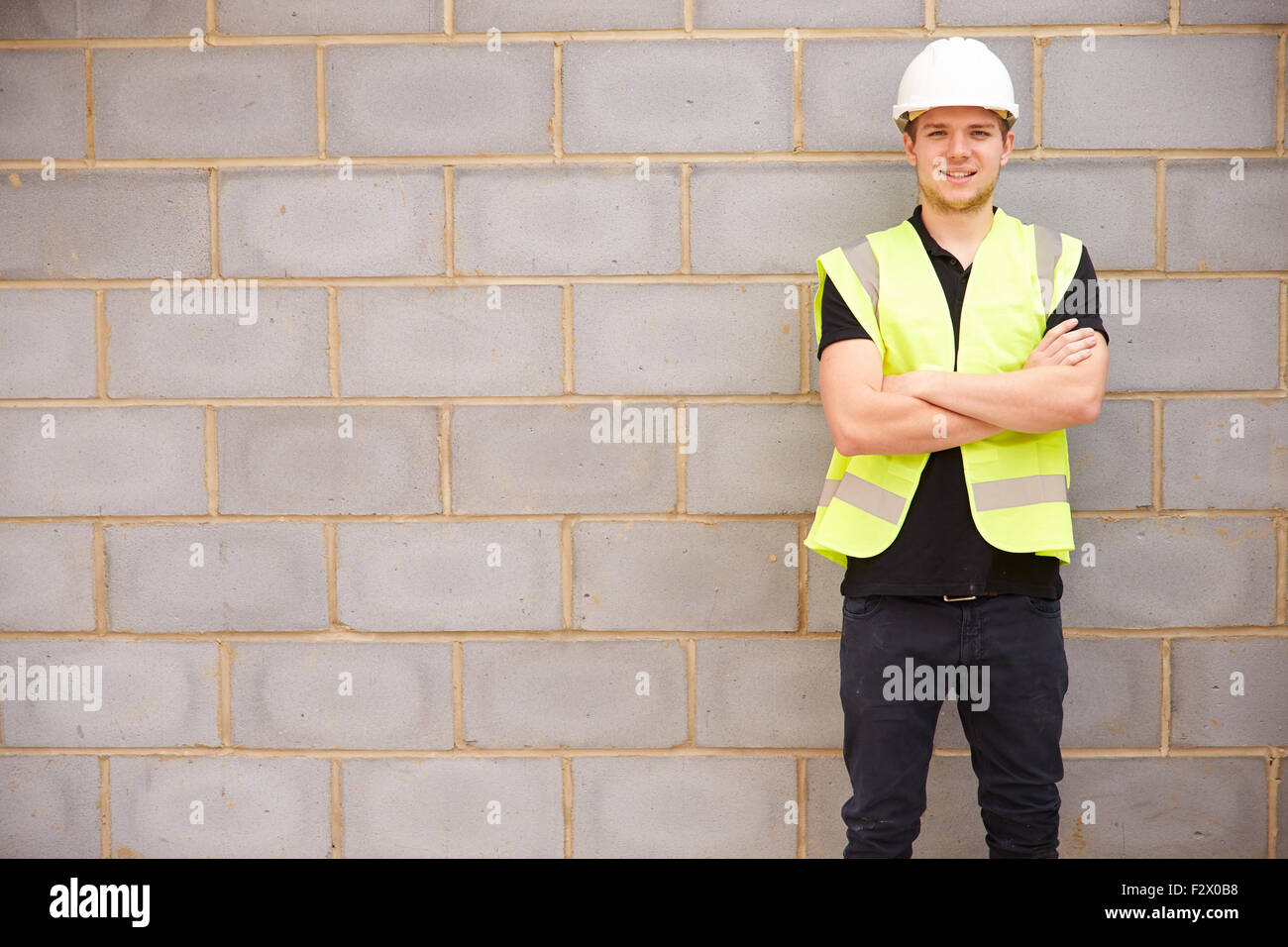 Porträt von männlichen Bauarbeiter auf der Baustelle Stockfoto