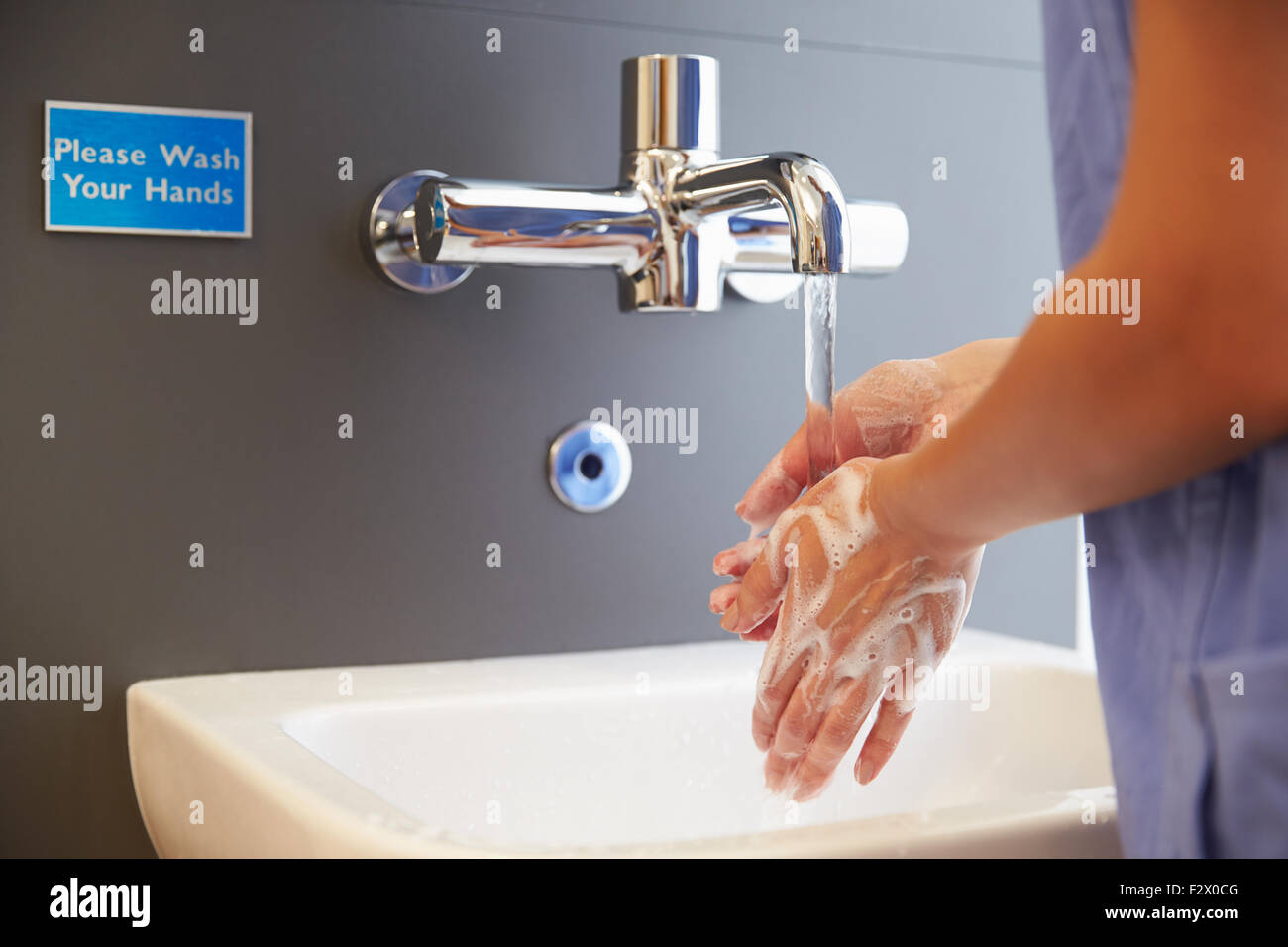 Nahaufnahme des medizinischen Personals, die Hände zu waschen Stockfoto