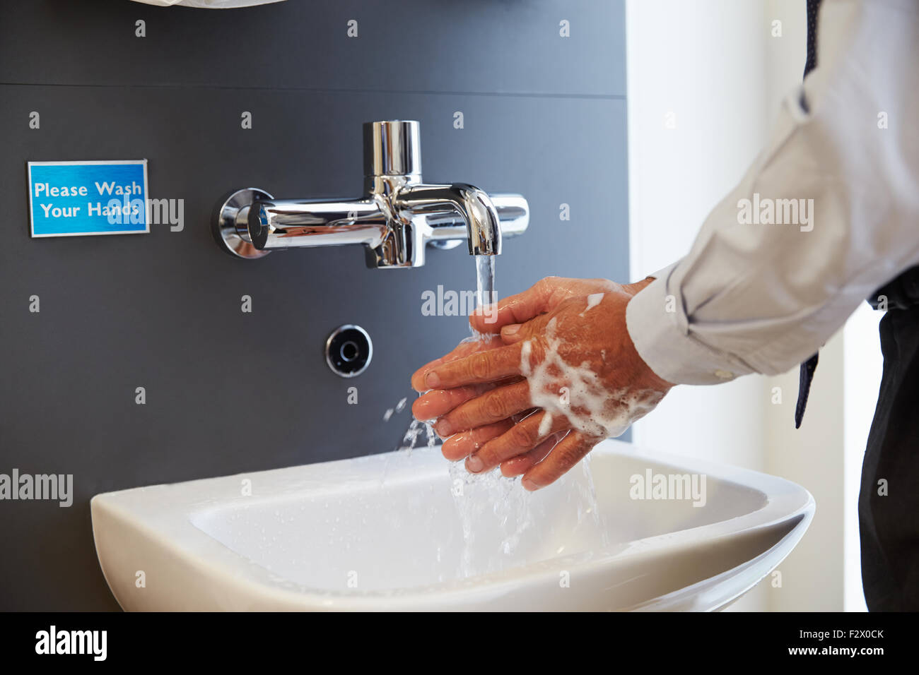 Nahaufnahme des medizinischen Personals, die Hände zu waschen Stockfoto