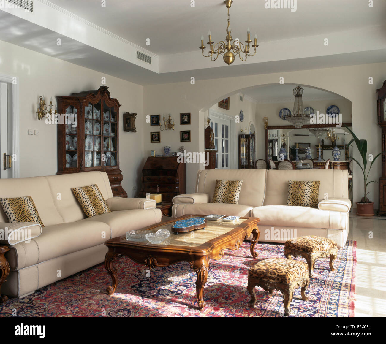 Cream Sofas Stockfotos & Cream Sofas Bilder - Seite 2 - Alamy