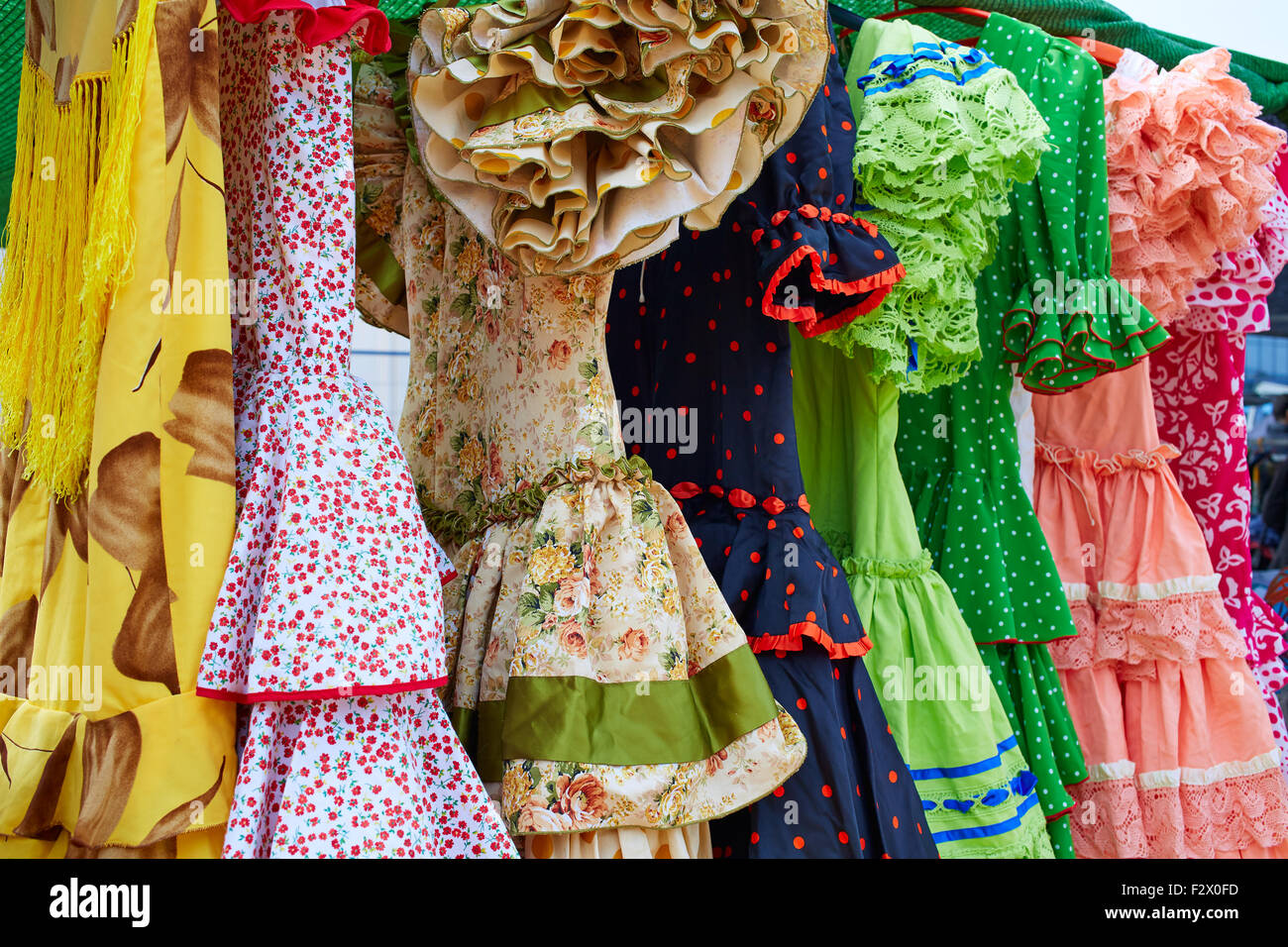 Andalusische Zigeuner Kleider in einer Reihe an Spanien outdoor-Markt Stockfoto