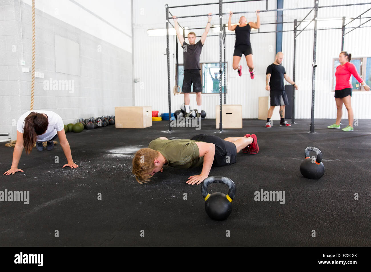 Training Gruppe macht Übungen im Fitness-Studio Stockfoto