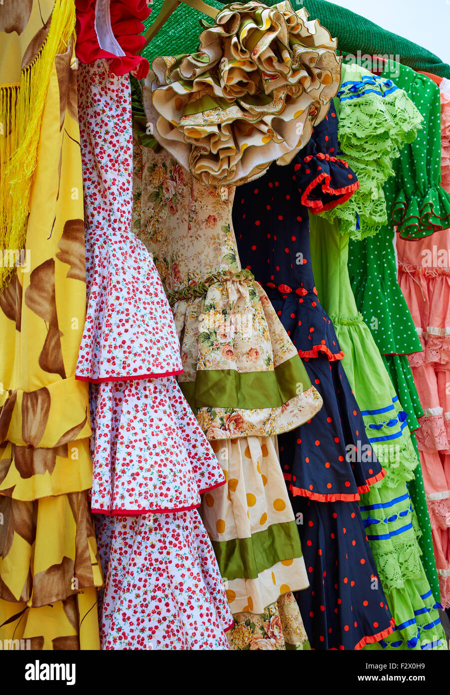Andalusische Zigeuner Kleider in einer Reihe an Spanien outdoor-Markt Stockfoto