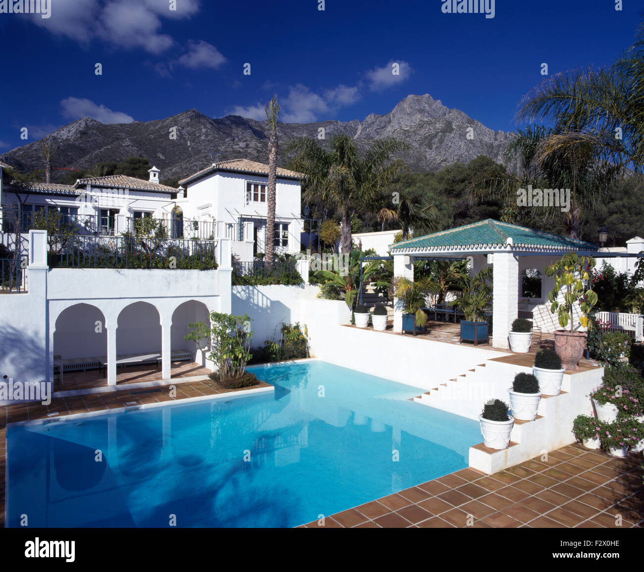 Swimming Pool vor große spanische Villa auf drei Ebenen Stockfoto