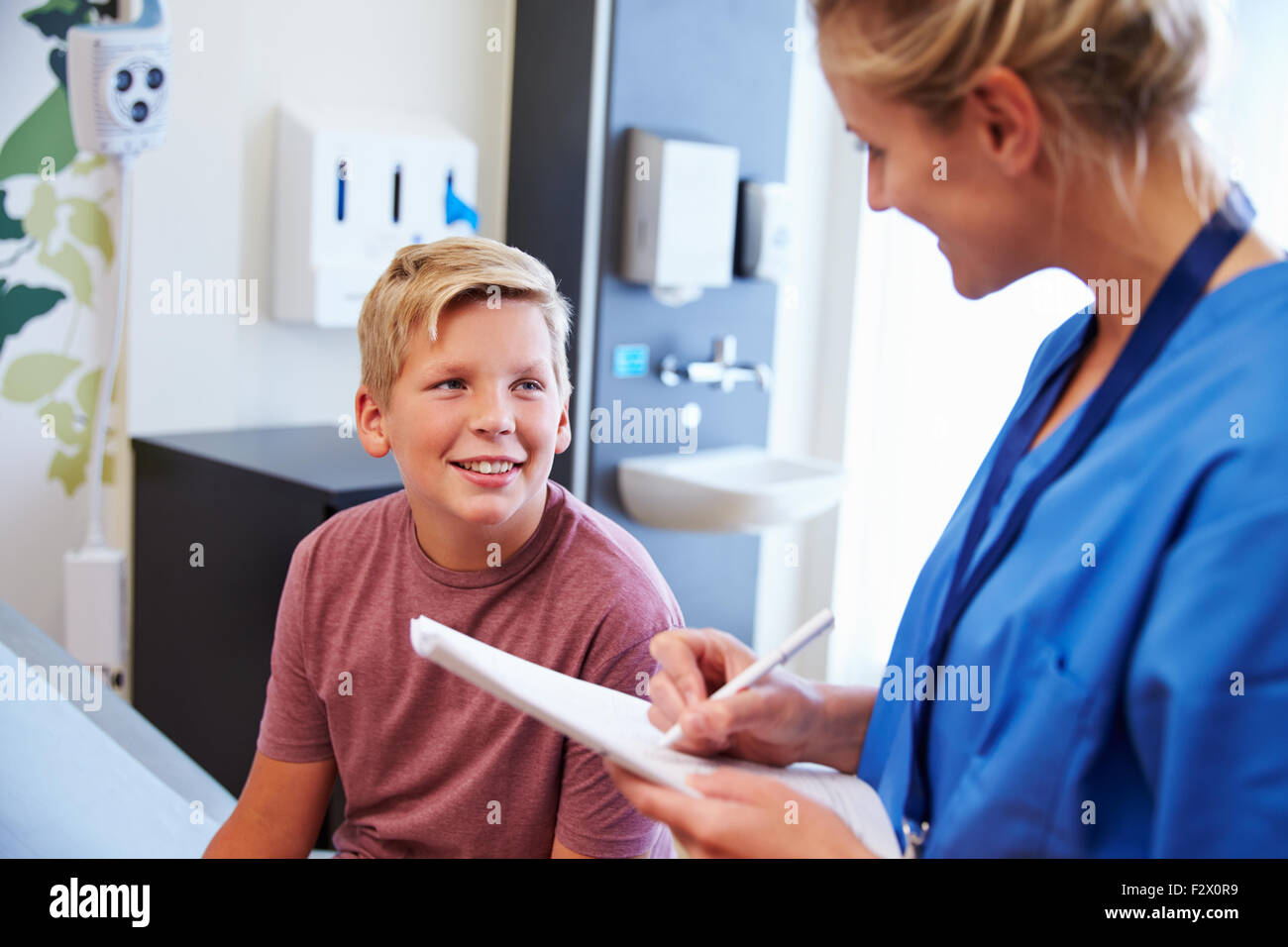 Teenager und Arzt haben Beratung im Krankenzimmer Stockfoto