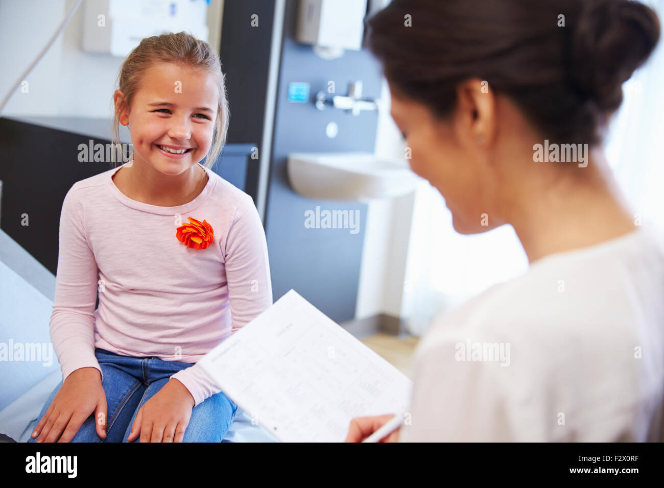 Mädchen reden, Frau Doktor im Krankenzimmer Stockfoto
