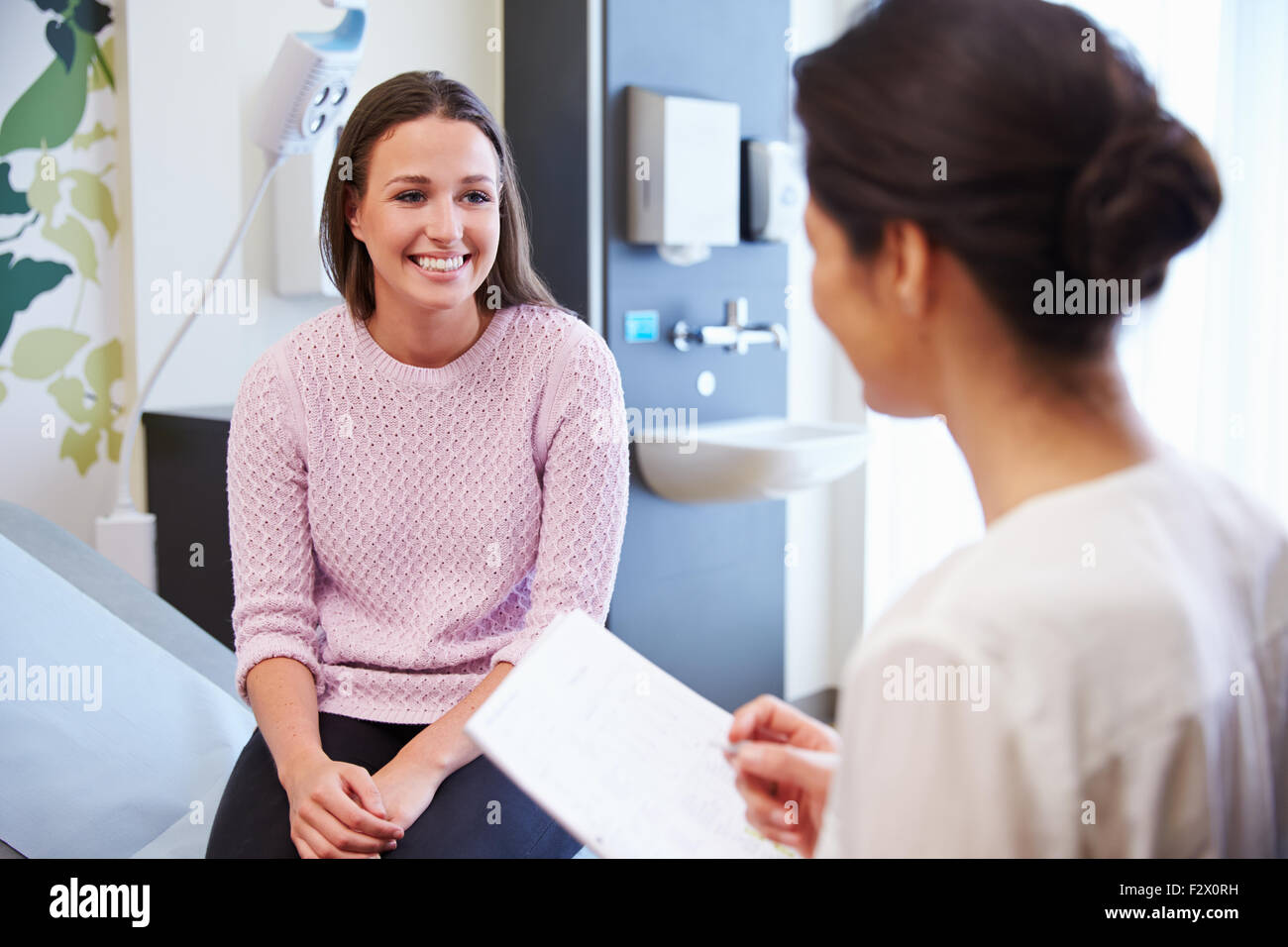 Patientin und Arzt haben Beratung im Krankenzimmer Stockfoto