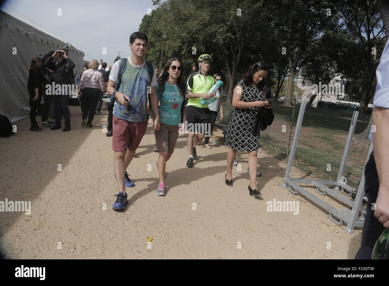 Washington, DC, USA. 24. Sep, 2015. Menschen verlassen eine Rallye an der National Mall, die Papst Francis Rede zu einer gemeinsamen Sitzung des Kongresses, Washington, DC, 24 Sept. 2015 Papst, 78, fiel mit den Klimawandel sprach in einer gemeinsamen Sitzung des US-Kongresses, zum ersten Mal für einen Papst. Bildnachweis: Bill Putnam/ZUMA Draht/Alamy Live-Nachrichten Stockfoto