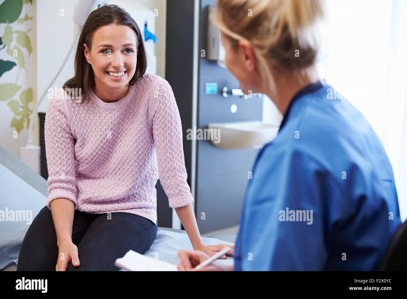 Patientin und Krankenschwester haben Beratung im Krankenzimmer Stockfoto