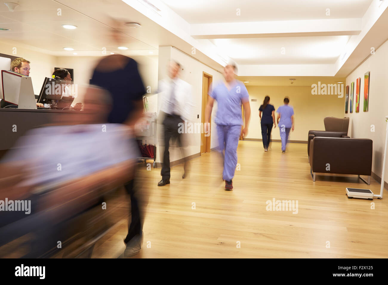 Krankenschwester Station im modernen Krankenhaus beschäftigt Stockfoto