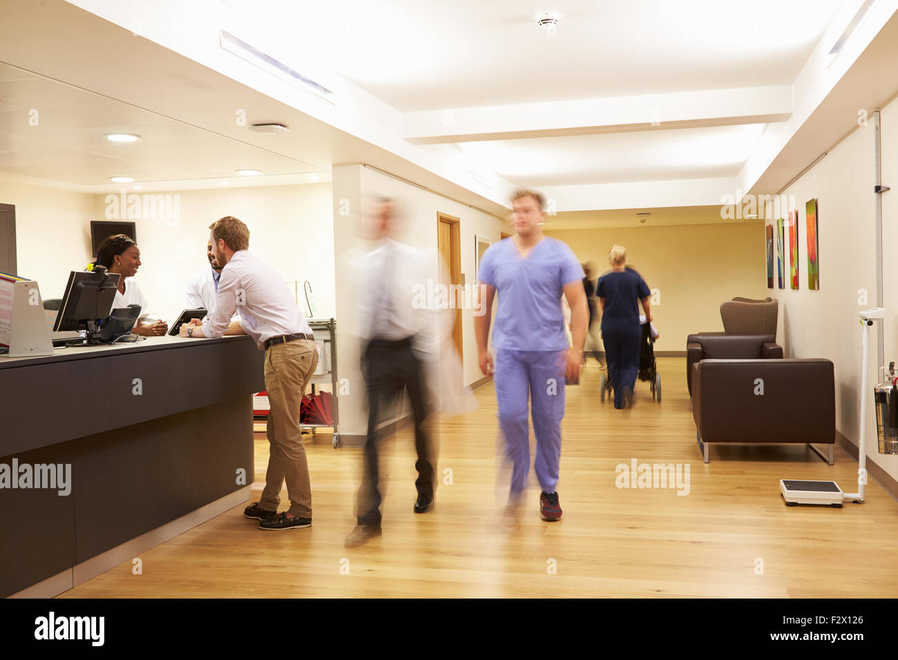 Krankenschwester Station im modernen Krankenhaus beschäftigt Stockfoto