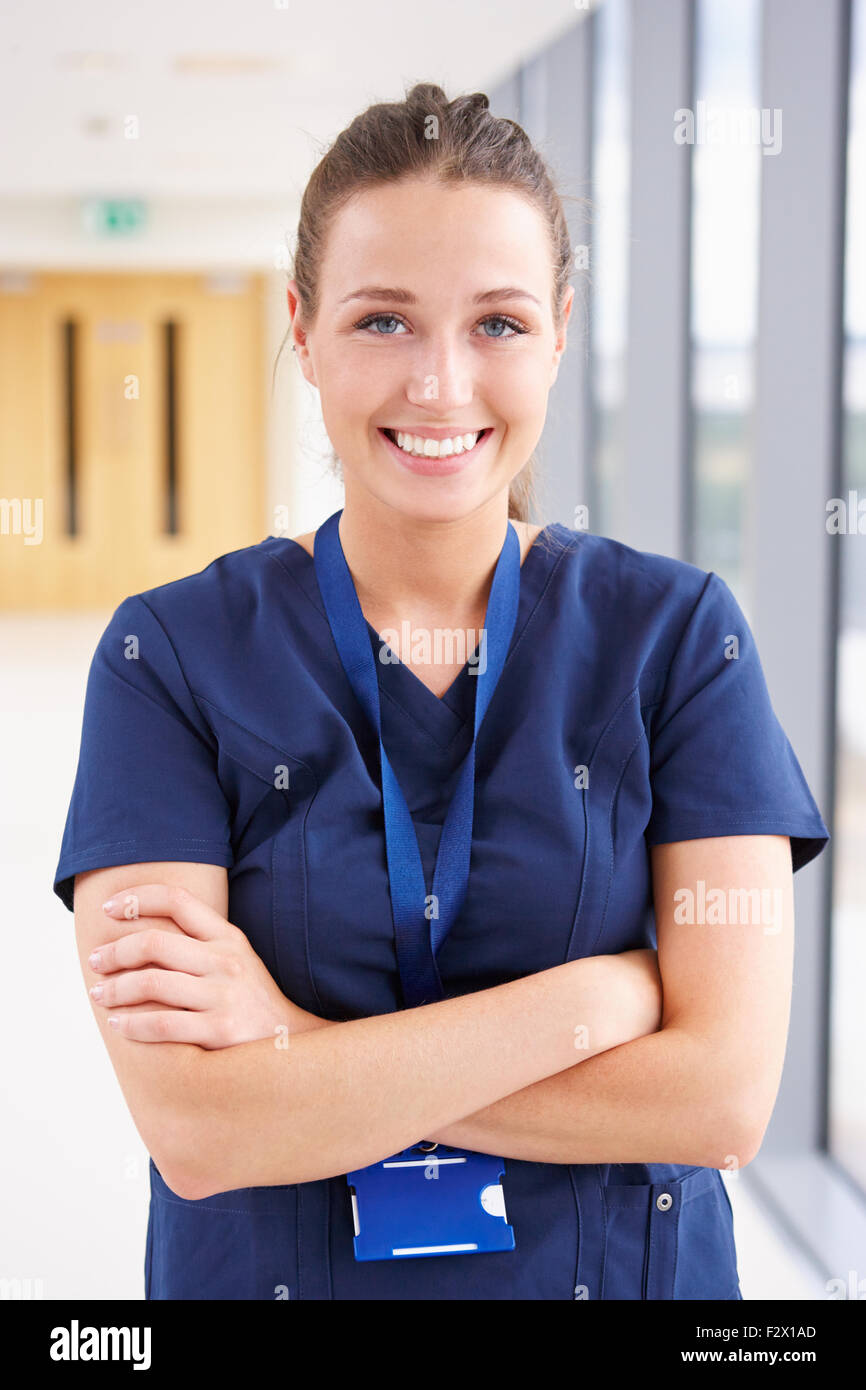Porträt der Frau Krankenschwester stehen im Krankenhausflur Stockfoto