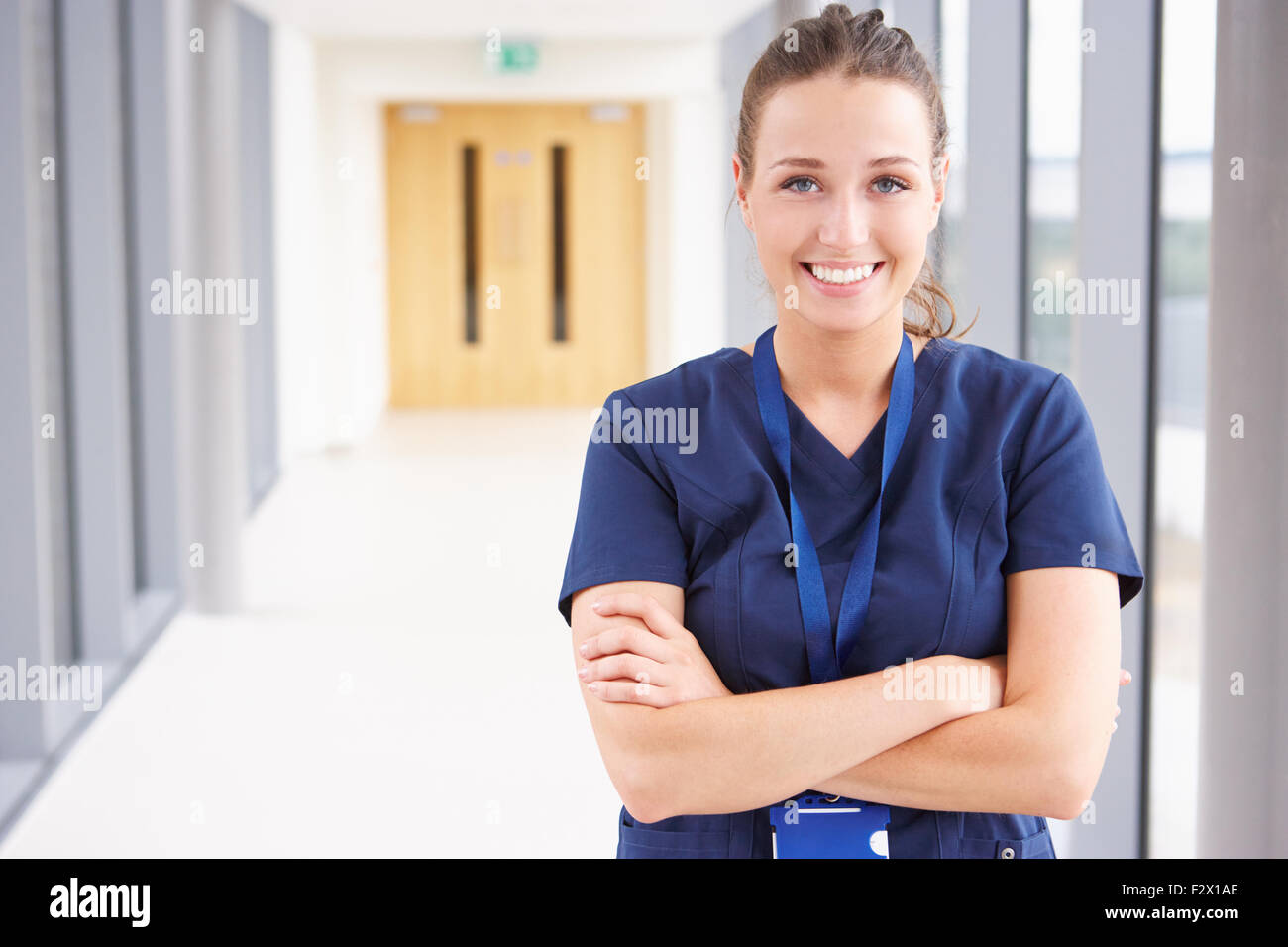 Porträt der Frau Krankenschwester stehen im Krankenhausflur Stockfoto