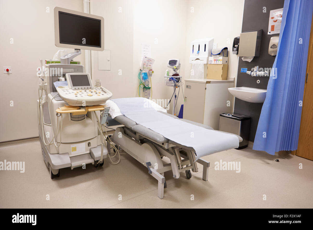Behandlungsbereich In moderne Krankenhaus mit Ultraschallgerät Stockfoto