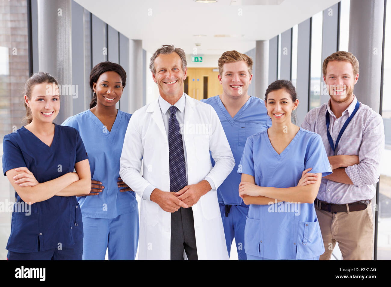 Porträt des medizinischen Teams stehen im Krankenhausflur Stockfoto