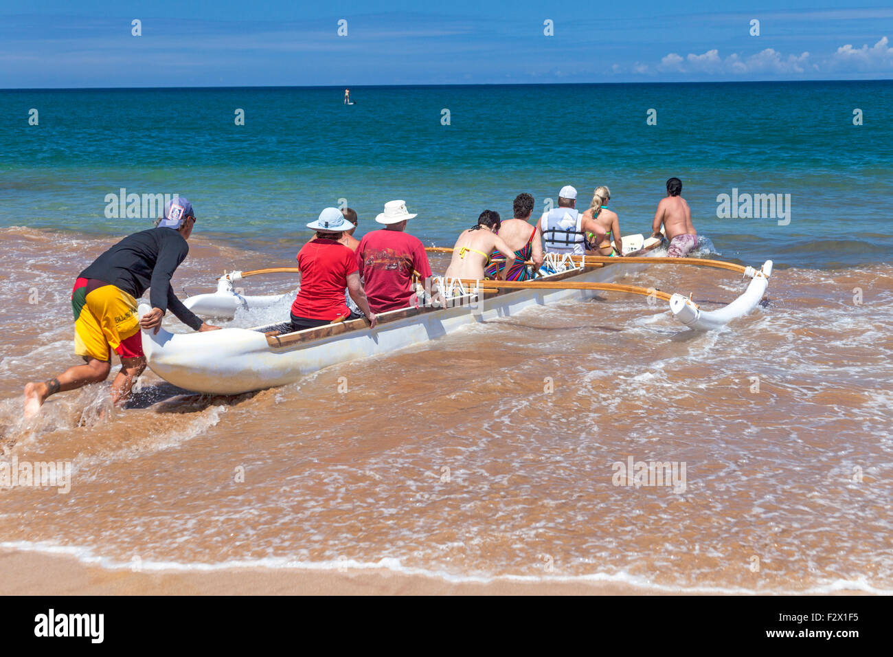 Touristen begeben Sie sich auf Ausleger-Kanu-Tour at Wailea Beach auf Maui Stockfoto