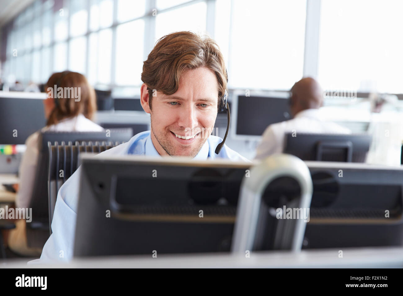 Männliche Call Center Arbeiter, Blick auf Bildschirm, Nahaufnahme Stockfoto