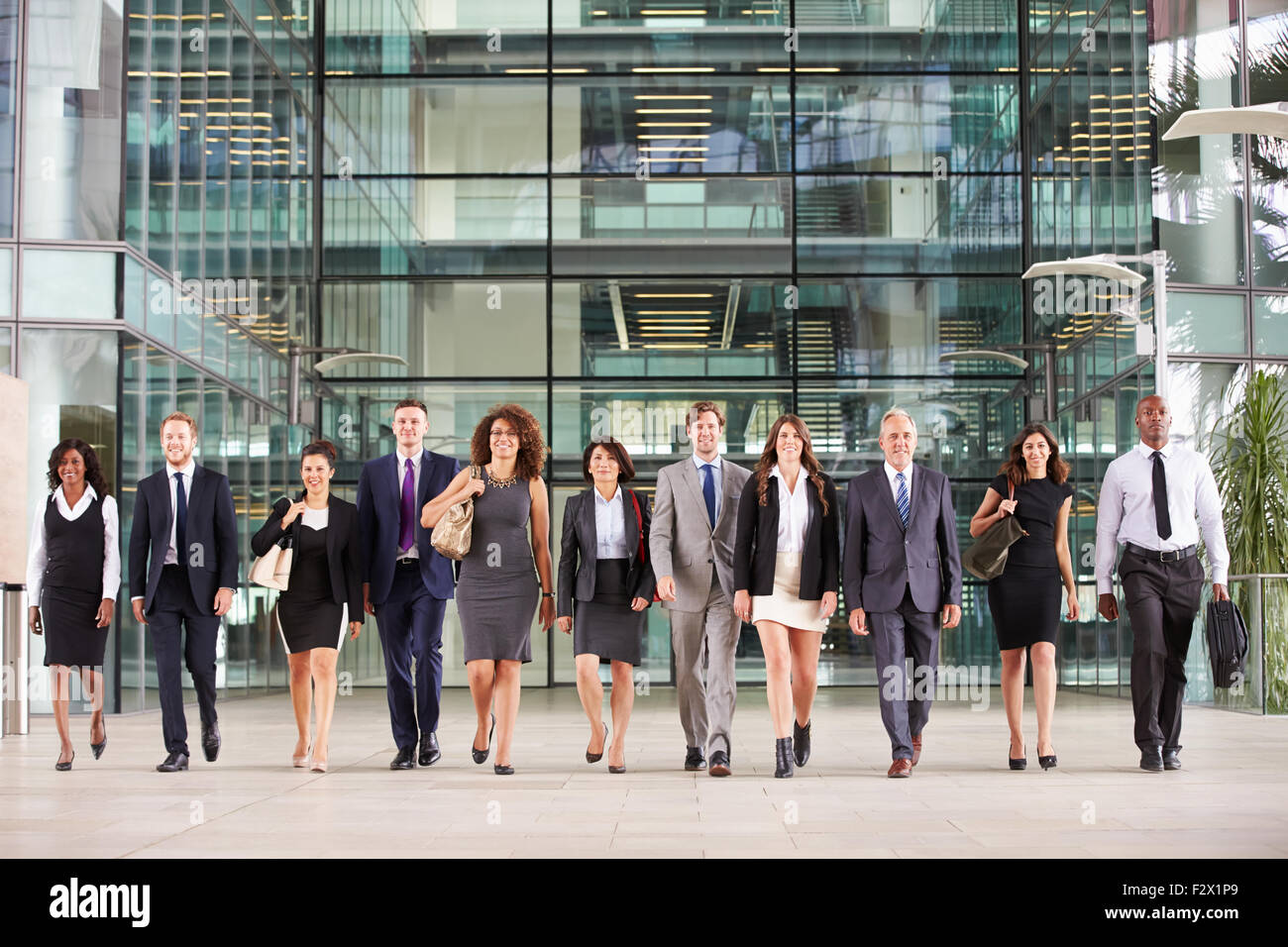 Große Gruppe von Geschäftsleuten in die Lobby eines großen Unternehmens Stockfoto