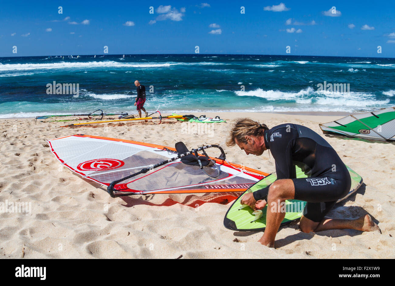 Windsurfer passt Ausrüstung am Hookipa Beach Park auf Maui Stockfoto