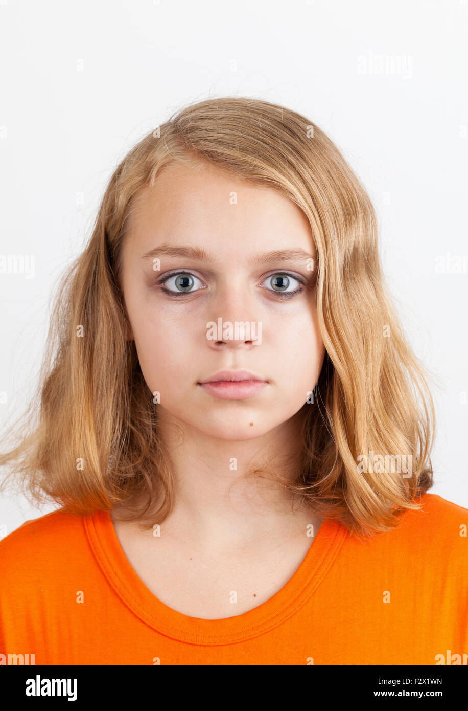 Kaukasische Teenager Blondine, Closeup Studioportrait auf hellgrauen Hintergrund Stockfoto