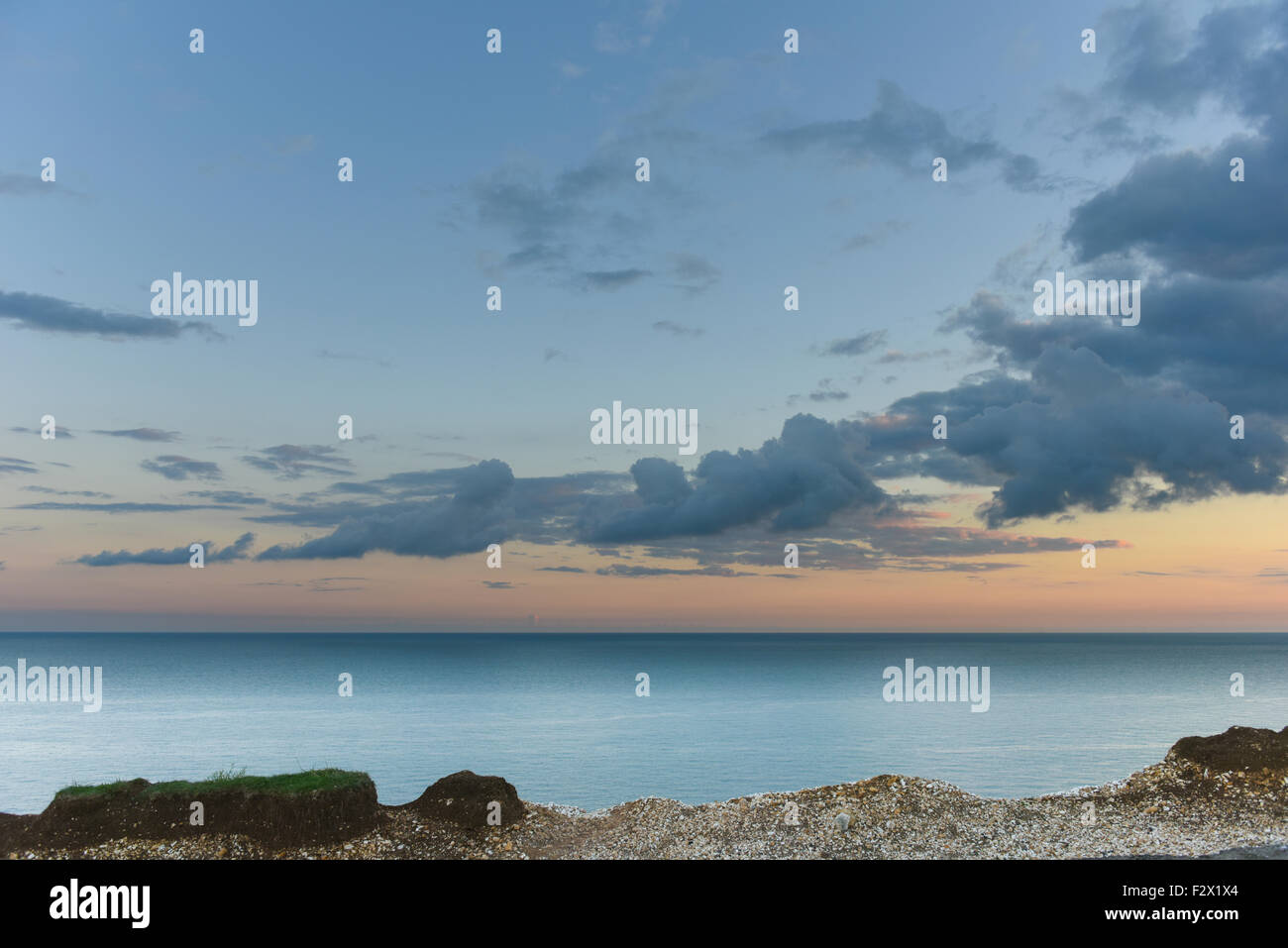 Sonnenuntergang am Rande der Klippen bei Beachy Head, Sussex, UK Stockfoto